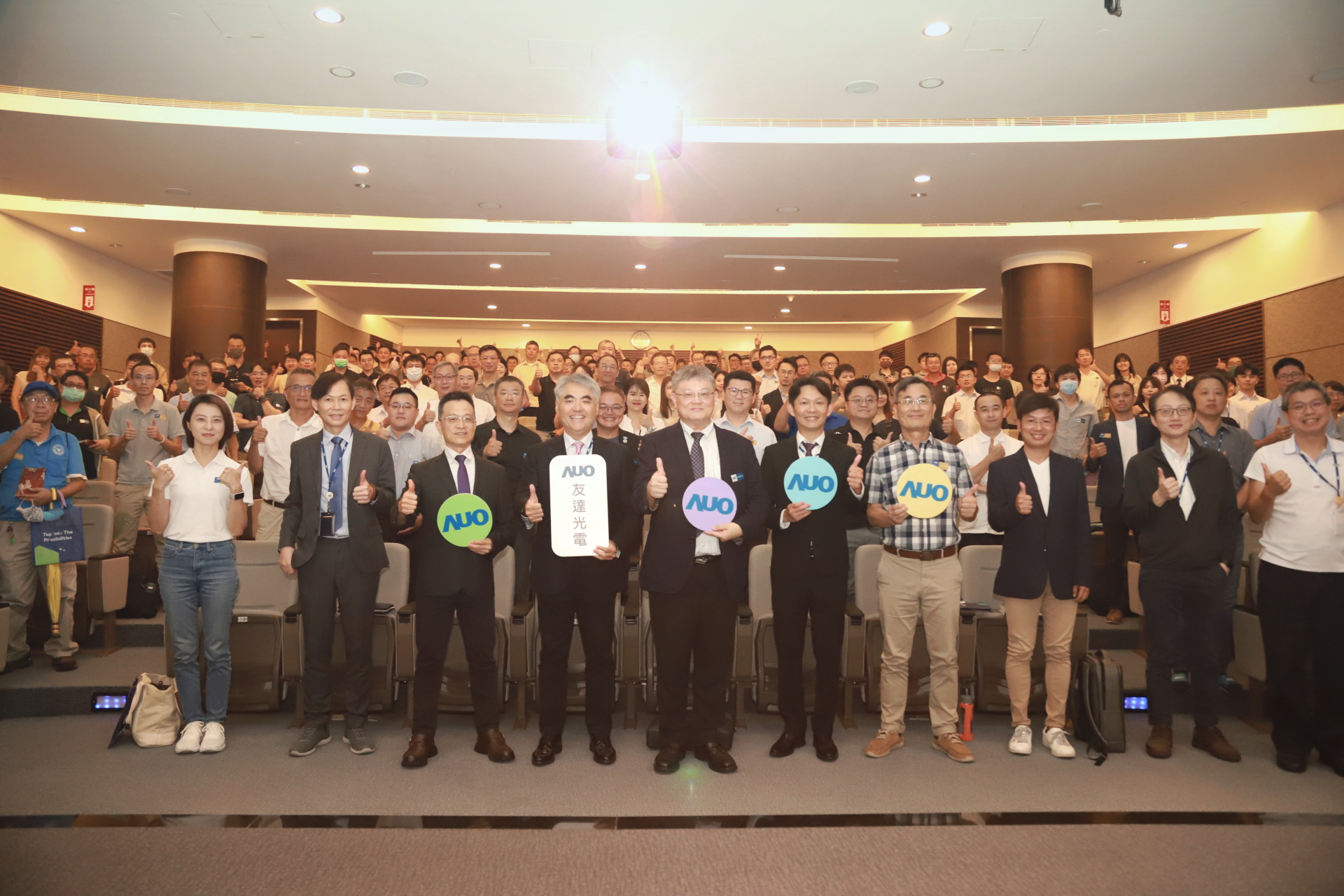 友達光電邀請領域專家共研再生能源發展、電力需求及建築物減碳等議題進行交流，盼共擘綠色永續生態圈的嶄新契機
