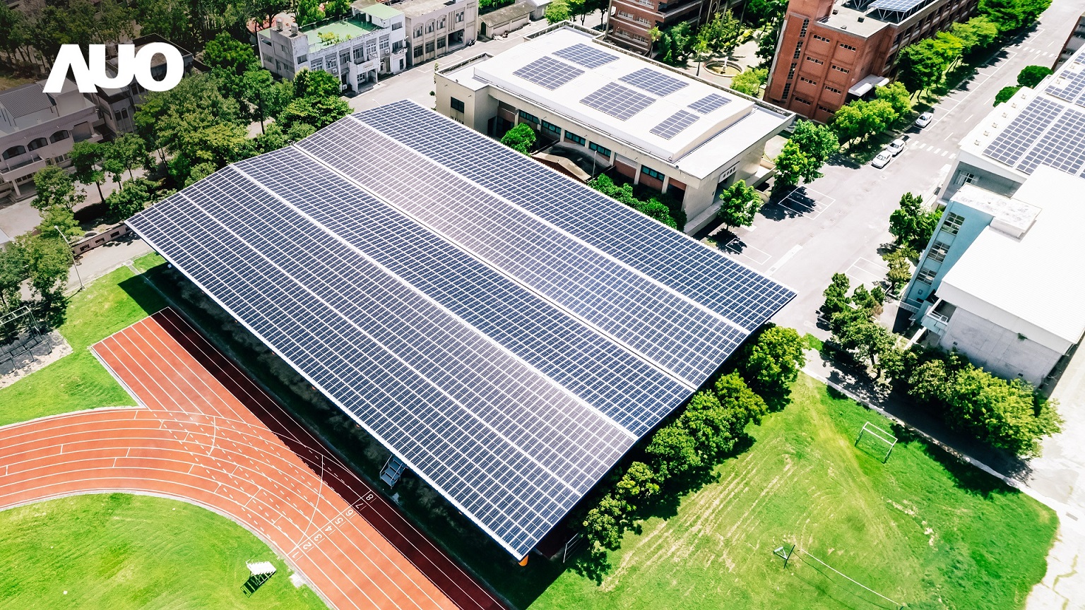 友達SunSteel光電整合型浪板具備快速安裝、輕量化優勢，可提升15%發電效能，通過國際IEC與國內VPC認證安全、防漏、耐候標準