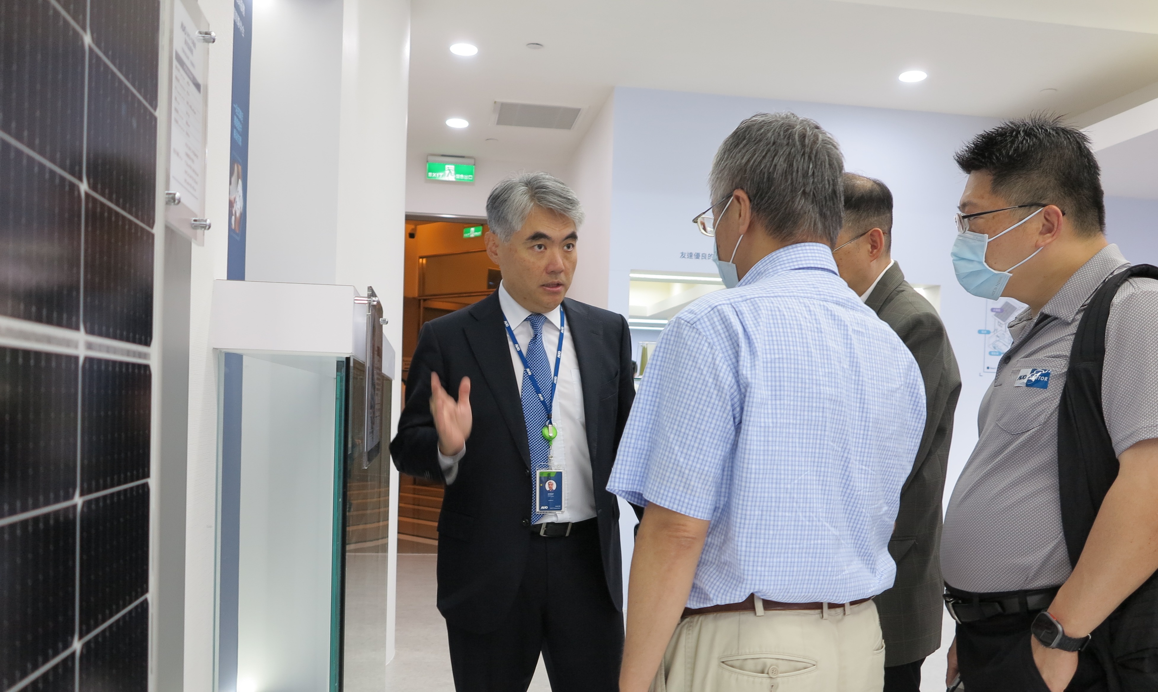 友達光電能源事業群總經理林恬宇分享友達落實太陽能建築一體化目標，協助企業邁向能源轉型的高效能低碳解方。