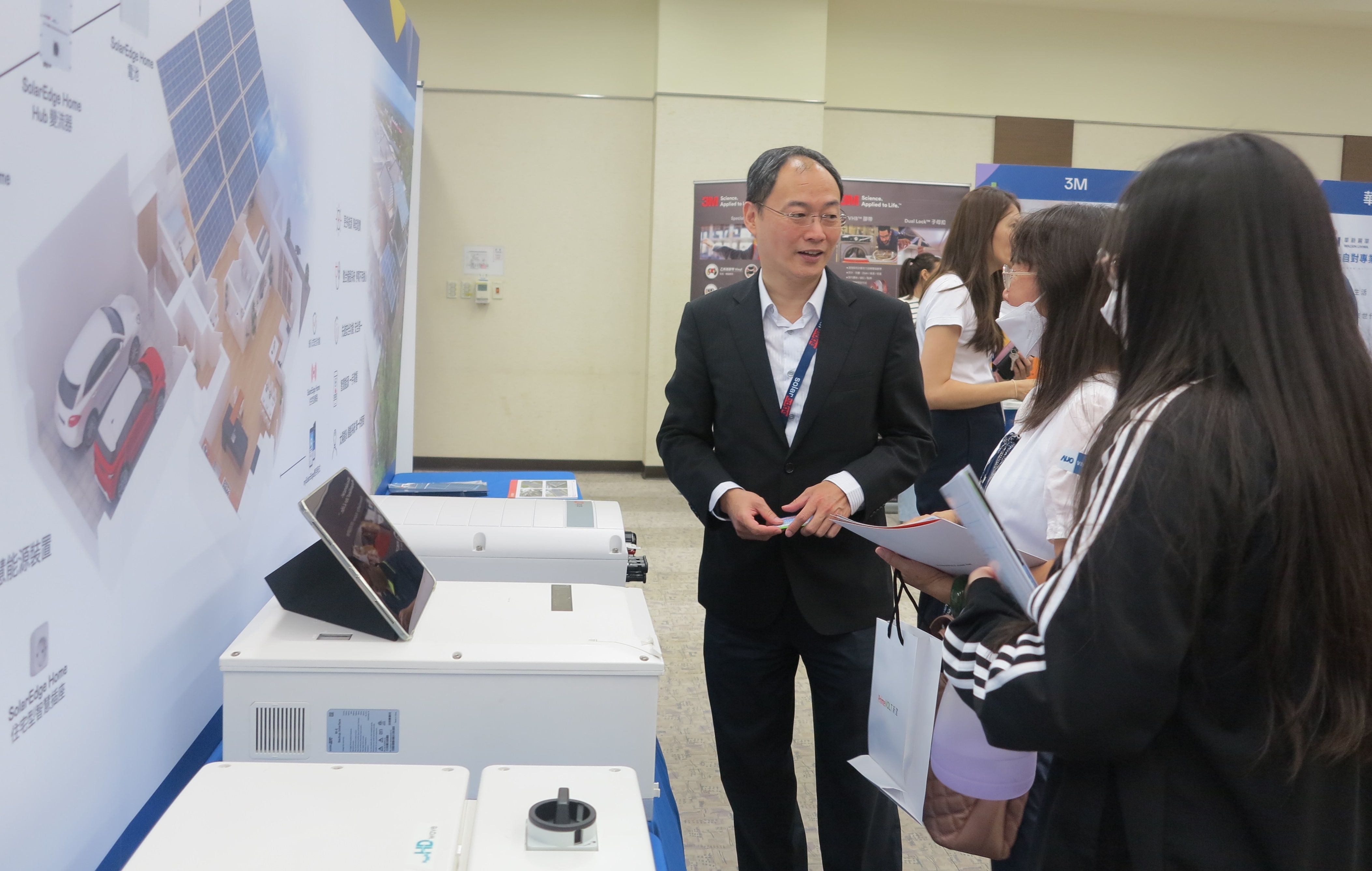 透過研討會產學界緊密交流與分享，提升參與人員借鏡及加深低碳概念，提升綠色能源產業之韌性。